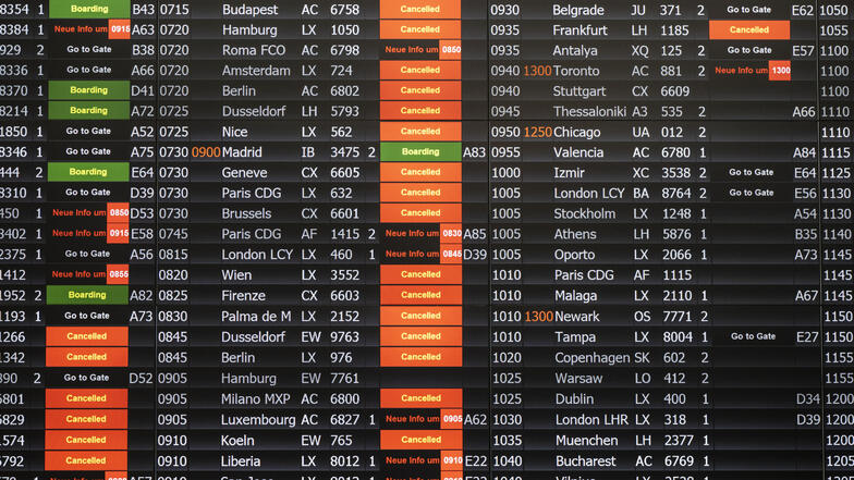 Eine Anzeigetafel auf dem Flughafen in Zürich. Der Schweizer Luftraum ist am Morgen für Verkehrsflugzeuge gesperrt worden.