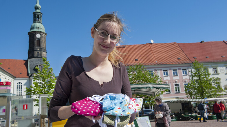Sophie Peters hat sich am Donnerstag auf dem Großenhainer Wochenmarkt mit einem Angebot an Mund-Nasen-Schutz präsentiert.