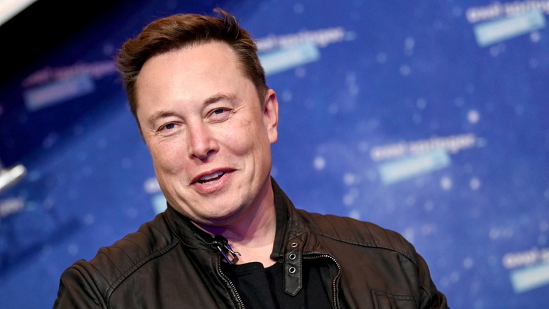 Tesla-Chef Elon Musk hat deutlich günstigere Elektroautos in Aussicht gestellt.