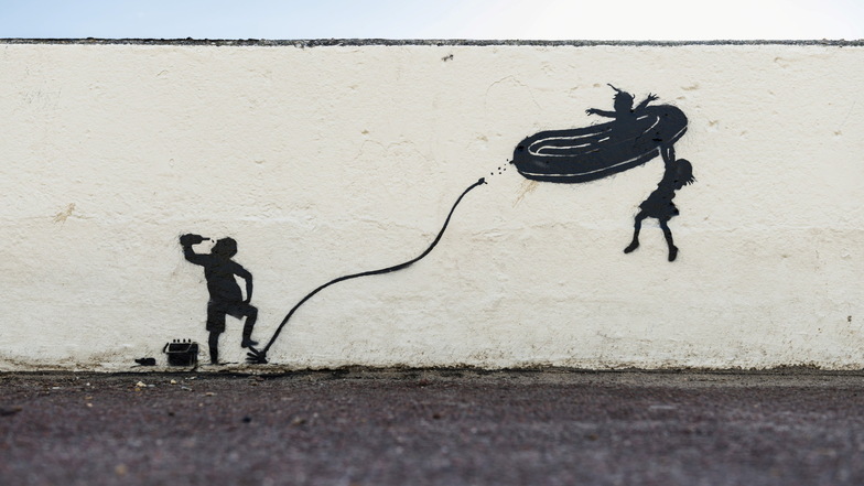 Der mysteriöse britische Streetart-Künstler Banksy hat sich zu einer ganzen Reihe von kürzlich aufgetauchten Werken an der englischen Nordseeküste bekannt.