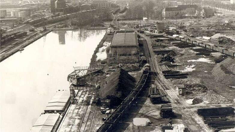 1938: Am Hafen Riesa geht es geschäftig zu. Wenig später bricht der Zweite Weltkrieg aus, an dessen Ende unter anderem die Brücke am Hafen gesprengt wird.