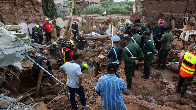 Rettungskräfte suchen in der Stadt Ouirgane, südlich von Marrakesch nach Überlebenden.