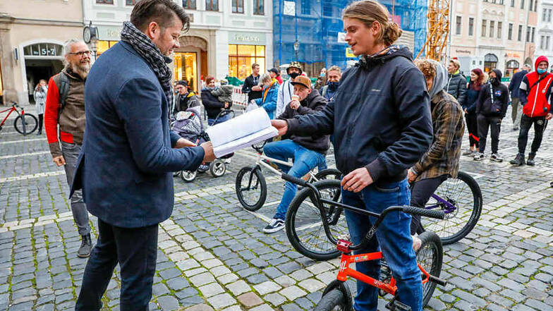 Die Skater von der Brückenstraße übergeben die gesammelten Unterschriften an Zittaus OB Thomas Zenker.