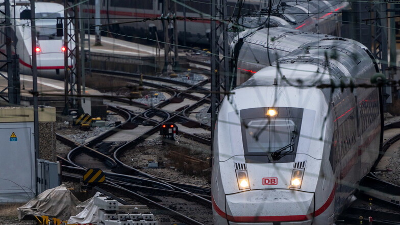 Die Eisenbahn- und Verkehrsgewerkschaft lässt ihre Mitglieder in einer Urabstimmung über unbefristete Streiks bei der Bahn entscheiden. Die Deutsche Bahn empfindet das als "unnötige Eskalation".