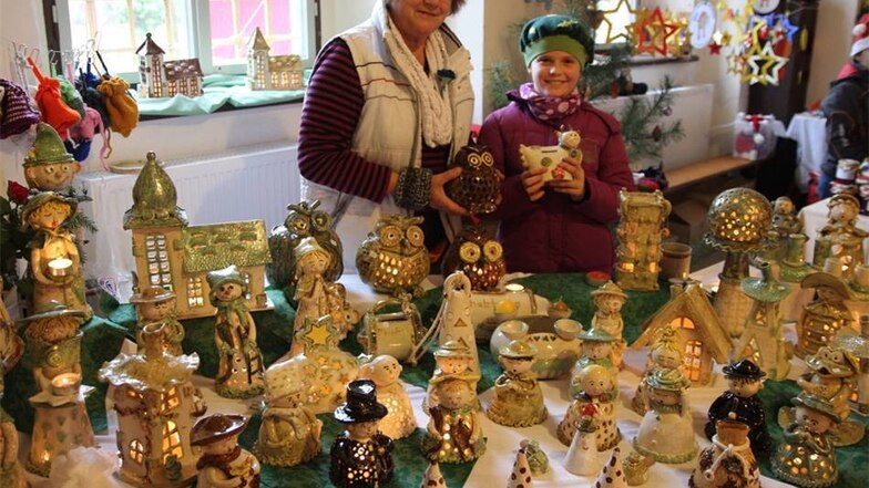 Hobby-Keramikerin Erika Wendler aus Großdubrau war mit ihrer Ottendorfer Enkelin Lucie zur Hermsdorfer Schlossweihnacht gekommen.