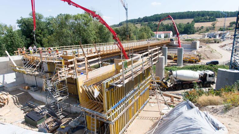 Im Juli 2018 betonierten Fachleute die Brücke über die Seidewitz. Doch schon vorher gab es untendrunter kein Durchkommen mehr.