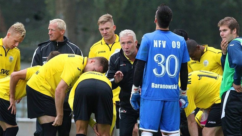 Trainer Fred Wonneberger schwört vor der Verlängerung sein Team ein.