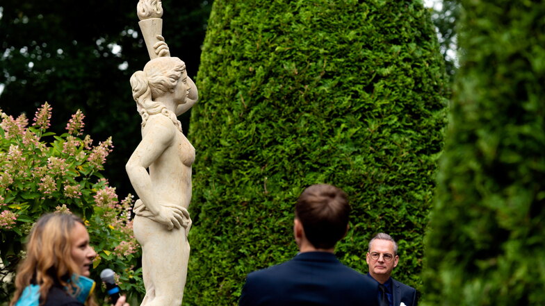 Die Skulptur am Parkhotel mit Bildhauerin Romy Kumann (li.) und Hotelchef Ralf Thiele (re.).