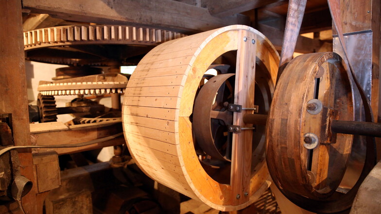 Ganz aus Holz ist das Mahlwerk im Innern der Hainmühle in Elstra.