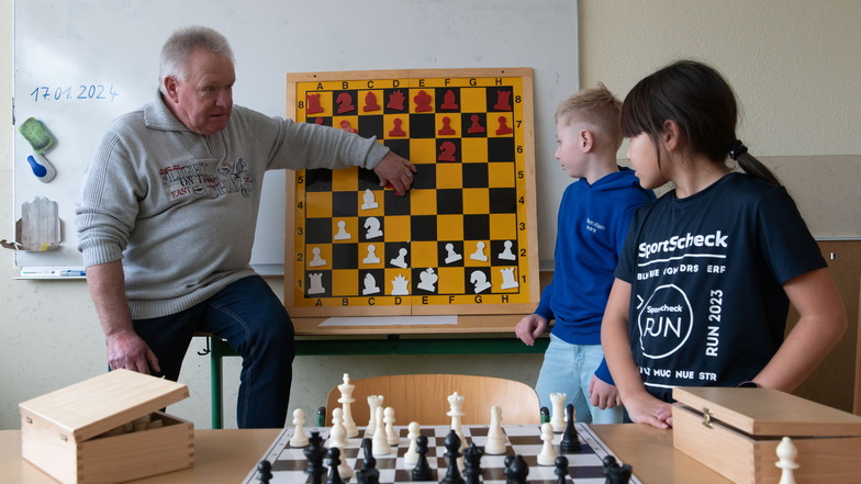 Schach geht immer, sagt sich der 68-jährige Wilfried Noppes, hier mit Juliane und Ben beim GTA-Unterricht an der Grundschule Bobersberg Großenhain.