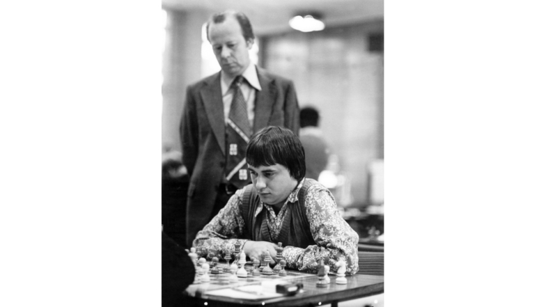 Lothar Vogt bei einem Turnier 1976 in Halle – beobachtet von Wolfgang Uhlmann, dem erfolgreichsten Schachspieler der DDR.