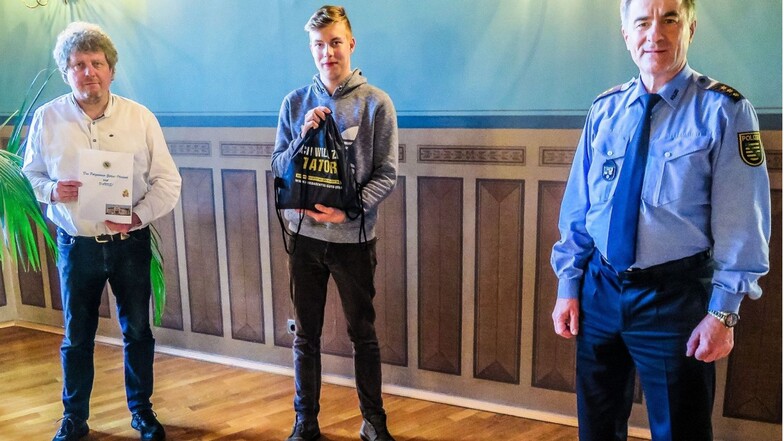 Die Leiter Carsten Weber vom Polizeirevier Zittau-Oberland (rechts) und Pierre Junghans vom Kommissariat für Eigentumsdelikte (links) dankten dem 18-Jährigen.