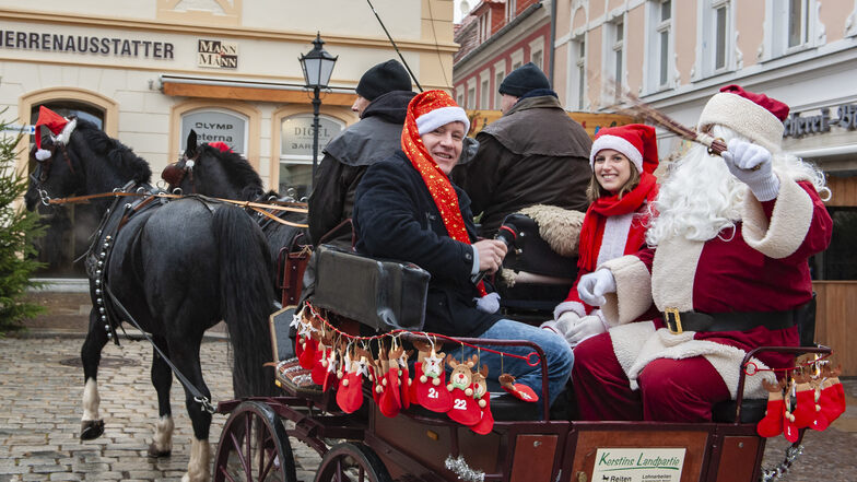 Oberbürgermeister Sven Mißbach kommt auch dieses Jahr mit dem Weihnachtsmann in seiner Kutsche und Stollenwichtel Carolin Türke.