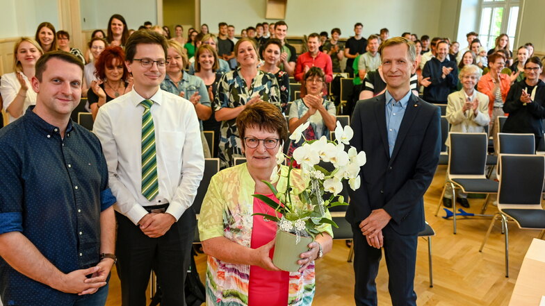 Mit einer kleinen Feierstunde, vielen Blumen und Geschenken wurde Ursula Kührig von Schulleitung, Kollegen und Schülern verabschiedet.
