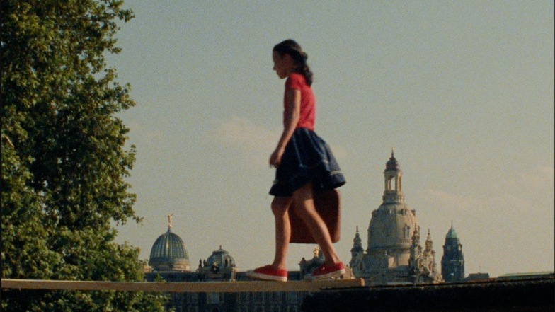 Ein junges Mädchen spaziert durch Dresden: "Lisa geht ins Kino" denkt den Stummfilm neu.