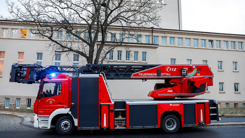 Erst vor zwei Wochen musste die Zittauer Feuerwehr nach zwei Fehlalarmen zum Theater am Stadtring ausrücken.
