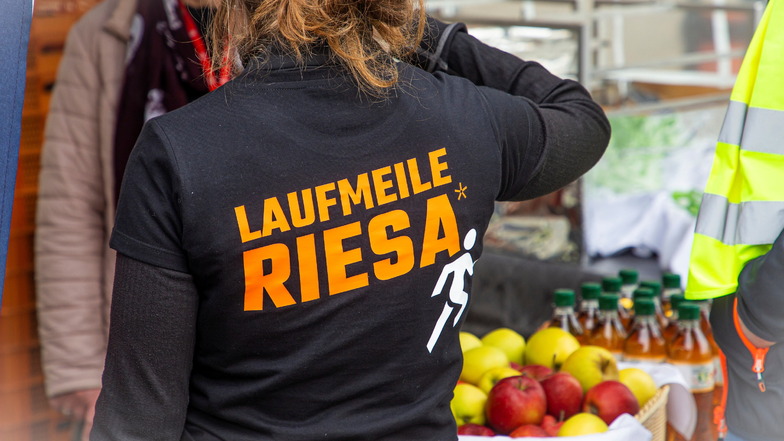Die Läufer wurden mit gesponsertem Essen und Trinken versorgt. Die Organisatoren hatten im Vorfeld viel Unterstützung in Riesa gefunden.
