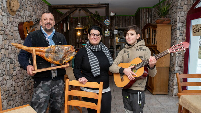Wollen ein Stück spanisches Lebensgefühl nach Königstein bringen: Kai und Beatriz Hetzke (beide 48) mit ihrem Sohn Iván Flores (12).