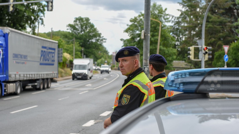 Polizisten kontrollieren das Fahrverbot an der Kontrollstelle Deutschenbora.