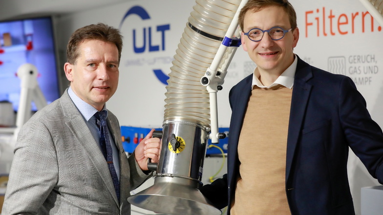 Frank Großmann, Geschäftsstellenleiter der IHK (l.) mit Stefan Jakschik, Vorstand der ULT AG in Löbau.