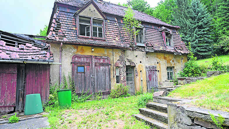Was die Bauchs 1920 als Johannahof, vermutlich nach ihrer Erstgeborenen benannt, erbauen ließen, wird heute als Kutscherhaus bezeichnet und ist in desolatem Zustand.
