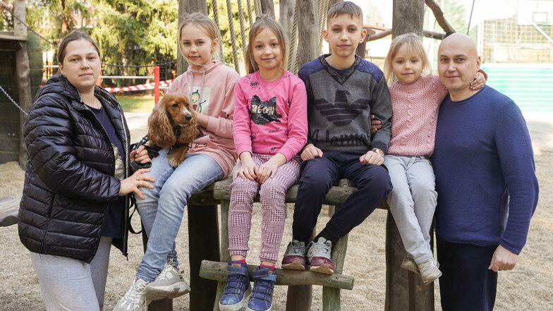 Familie Chaplyk kommt aus der zerbombten ukrainischen Stadt Mariupol: Mutter Anna, die Kinder Lena, Irina, Igor und Anna sowie Vater Mykola (v.l.) haben zusammen mit 37 weiteren Flüchtlingen Zuflucht in Schirgiswalde gefunden.
