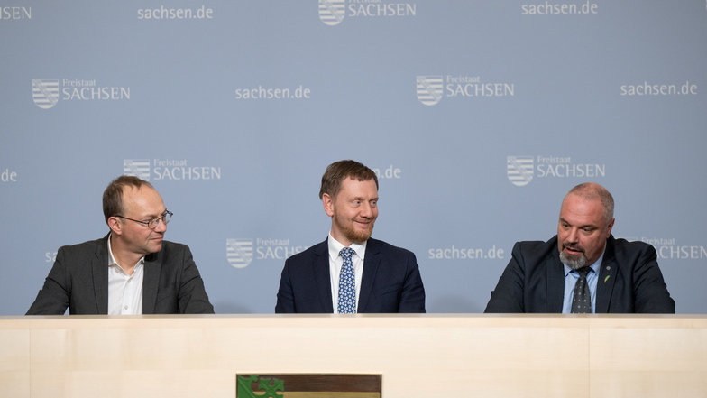 Ministerpräsident Michael Kretschmer (CDU, Bildmitte) am Dienstag mit Agrarminister Wolfram Günther (Grüne, links im Bild) und Torsten Krawczyk, Präsident des Sächsischen Landesbauernverbandes.