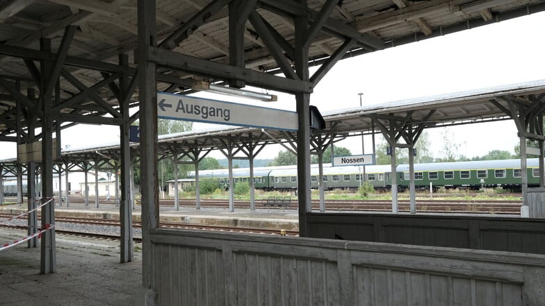 Noch ist der Bahnhof von Nossen verwaist. Eine Wiederbelebung der Strecke setzt voraus, dass auch hier Gelder investiert werden.