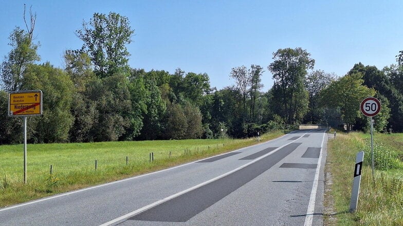 Auf einem etwa zwei Kilometer langen Abschnitt der B156 bei Niedergurig ist die zulässige Höchstgeschwindigkeit vorübergehend auf 50 km/h reduziert worden.