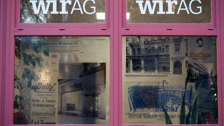 Im Fenster der WirAG in der Dresdner Neustadt werden die Werbeplakate jüdischer Geschäfte gezeigt.
