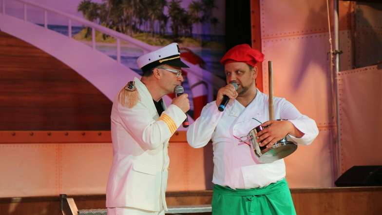 Präsident Olaf Häßlich (inks) und Elferratsmitglied Mirko Angermann - hier bei einem Auftritt in der 63. Saison des Radeburger Carnevals Clubs - werden in bewährter Weise am 30. Januar durch die virtuelle Prunksitzung führen.