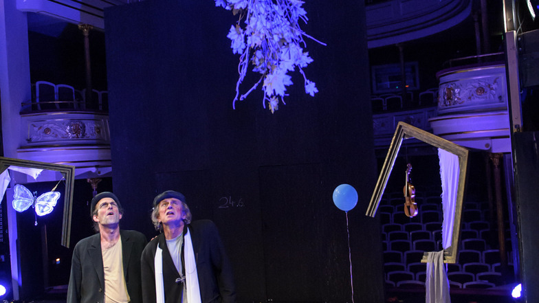 Martin Ennulat (Wladimir) und Ralph Sählbrandt (Estragon) warten auf Godot. Das Stück hat am 16. November Premiere.