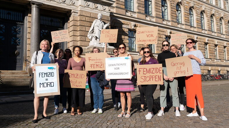 Frauendemonstration gegen Femizide am Dienstag vor dem Dresdner Landgericht.
