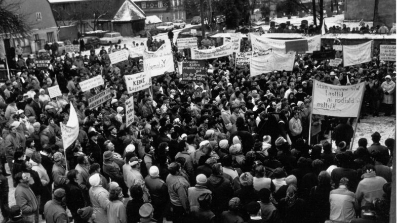 Die Demonstration gegen den Abriss von Klitten für die Kohle am 20. Januar 1990 vereinte vor der Gaststätte Schuster geschätzte 1.000 Menschen von überall her.