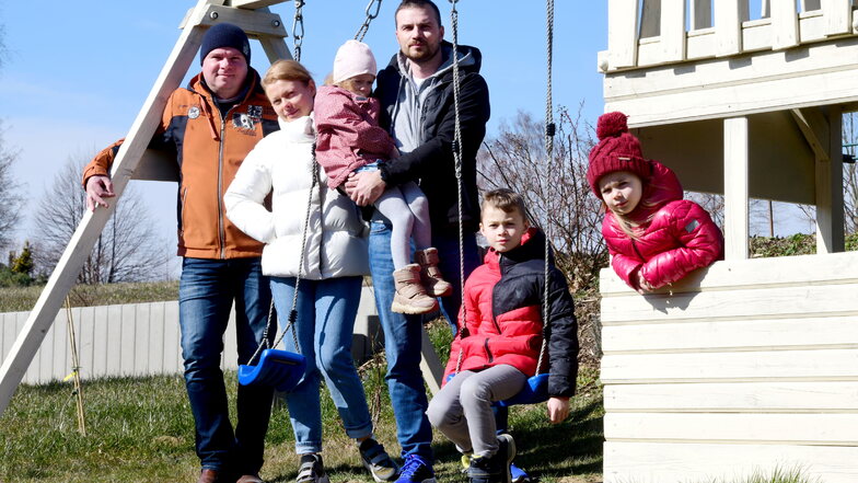 Pierre Jäger (links) aus Oderwitz mit seiner befreundeten Familie, die bei ihnen Unterschlupf gefunden hat. (von links) Olena Shvab ist die Freundin von seiner Frau, ihr Mann Andrii Shvab mit den Kindern Stefanija (4), Tymofii (9) und Varvara (6).