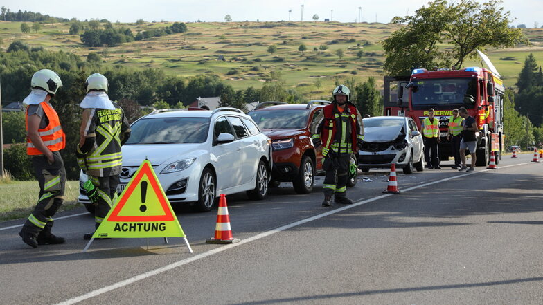 Bei Unfällen in Königshain und auf der Bundesstraße 115 wurden am Donnerstag mehrere Personen verletzt, zum Teil schwer.