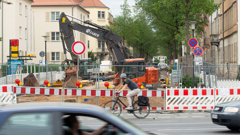 Noch ist nur die Einmündung der Wurzener in die Leipziger Straße gesperrt. In dem Abschnitt werden Fernwärmeleitungen verlegt. Doch in Mickten beginnt bald der Leitungsbau der Lommatzscher Straße.