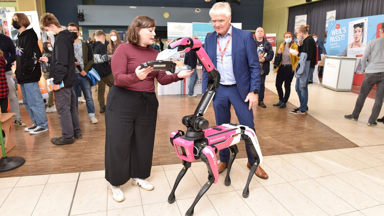 Lisa Marie Küssel vom TU Dresden-Exzellenzcluster Ceti zeigt dem Dippser Schulleiter Volker Hegewald, wie der Roboterhund zu steuern ist und warum man mit ihm forschen kann.