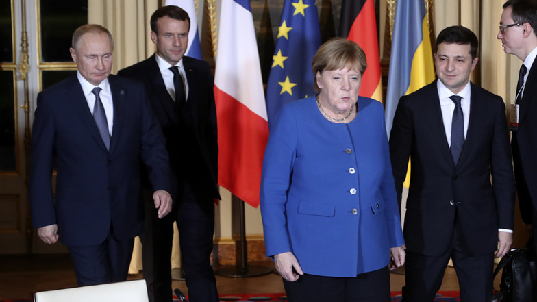 Emmanuel Macron (2.v.l), Wladimir Putin (l), Bundeskanzlerin Angela Merkel (2.v.r), und Wolodymyr Selenskyj kommen im Dezember 2019 zu gemeinsamen Gesprächen im Pariser Schloss Elysee an.