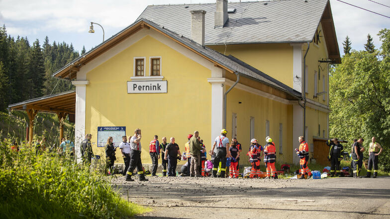 Rettungskräfte stehen am Bahnhof Pernink. 