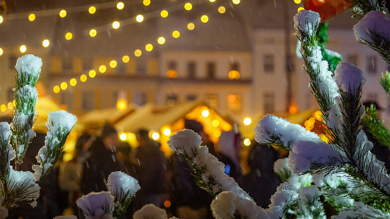 Bunte Lichter, Plätzchen- und Glühweinduft und weihnachtliche Musik gehören zu einem Weihnachtsmarkt. Und wenn dann auch noch Schnee liegt, wie derzeit und im Vorjahr beim Teschenmarkt in Hoyerswerda, dann ist die Stimmung perfekt.