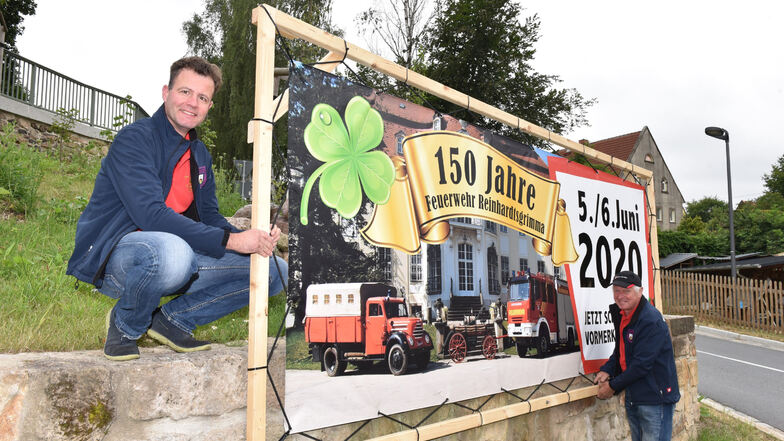 Thomas Flasche und Gunter Hayard hatten bereits im vorigen Jahr eine Werbetafel für Feuerwehrjubiläum angebracht. Das Fest wird aber erst 2021 stattfinden.