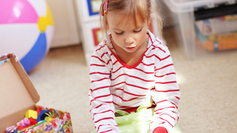 Die ganze Spielewelt zu Füßen: Ein heller Teppichboden im Kinderzimmer ist fleckentechnisch sicher nicht die erste Wahl. Aber er schluckt Geräusche, ist schön kuschelig und bindet Staub besser als Hartböden.