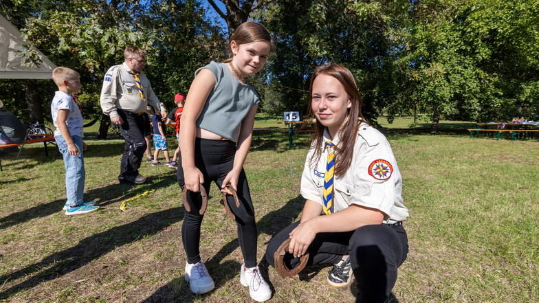 Die achtjährige Eva (links) wirft zusammen Zoe-Celina Keßler (rechts) von den Royal Rangers mehrere Hufeisen in einen Kreis.