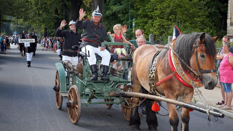 So ging Feuerwehrwesen damals: Die Feuerwehr Sebnitz präsentierte eine Handdruckspritze aus dem Jahr 1900.