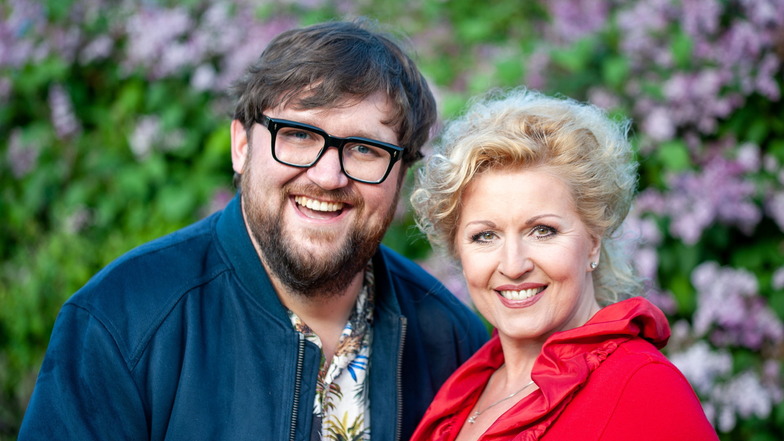 Regisseur und Moderator Toni Friedrich und Sopranistin Ingeborg Schöpf singen mit dem "GenerationenOrchester" Melodien aus dem "Weißen Rössel.