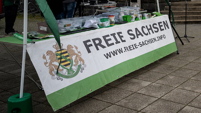 Im ganzen Freistaat melden die Freien Sachsen nicht nur Demos an, sondern sind auch mit Ständen und Flyern vertreten.