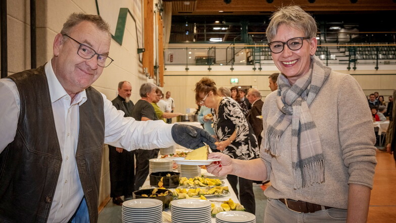 Amtshof-Inhaber Matthias Paix packte mit an und verteilte Käse an die Gäste.