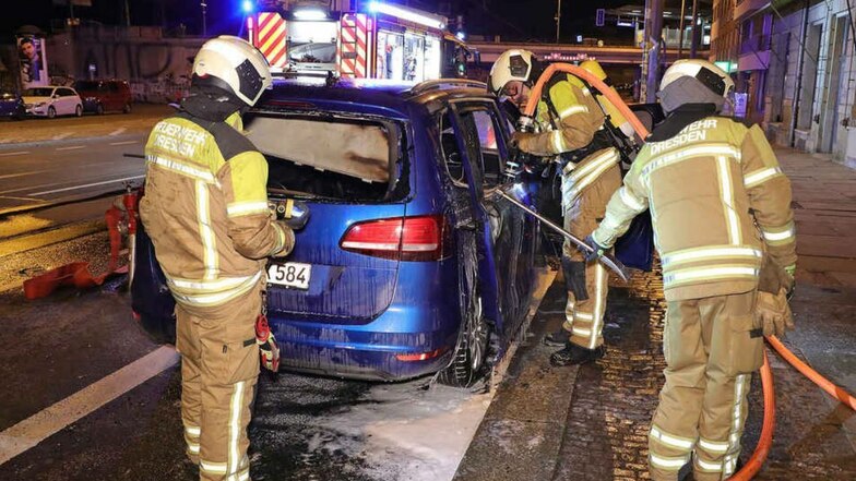 Die Feuerwehr löschte den Autobrand im Hechtviertel, konnte den VW Sharan aber nicht retten.