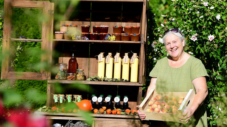 Annegret Knieß erntet in ihrem riesigen Rosenhainer Garten die Früchte für ihre Marmeladen.